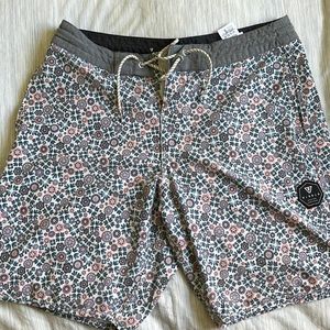 Vissla! Like new board shorts with side pockets size 32
